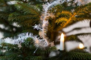 Glitter snöflingor vitt med julgransbelysning