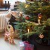 dekorerad julgran med belysning, julklappssäck, julgransmatta
