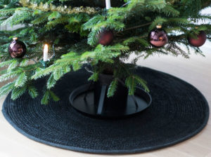 Julgransmatta i svart under Stand Deluxe marknadens bästa julgransfot